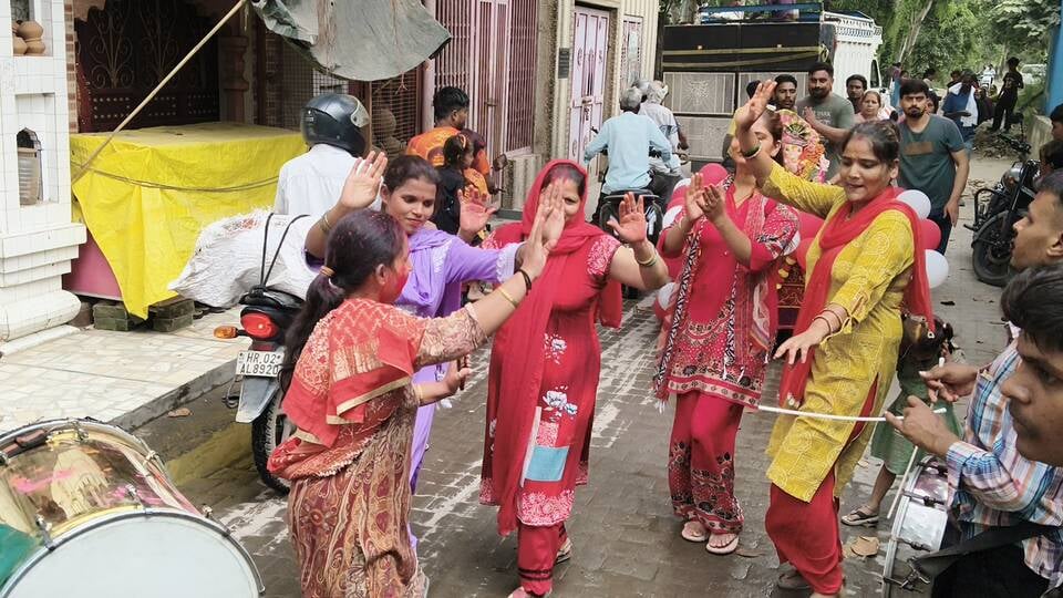 विसर्जन करने से पहले गणेश के कान में मन्नत बताती छोटी बच्ची। अशोक कुमार विसर्जन करने से पहले गणेश के कान में मन्नत बताती छोटी बच्ची। अशोक कुमार