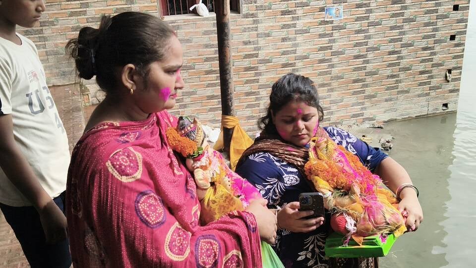 विसर्जन करने से पहले गणेश के कान में मन्नत बताती छोटी बच्ची। अशोक कुमार विसर्जन करने से पहले गणेश के कान में मन्नत बताती छोटी बच्ची। अशोक कुमार