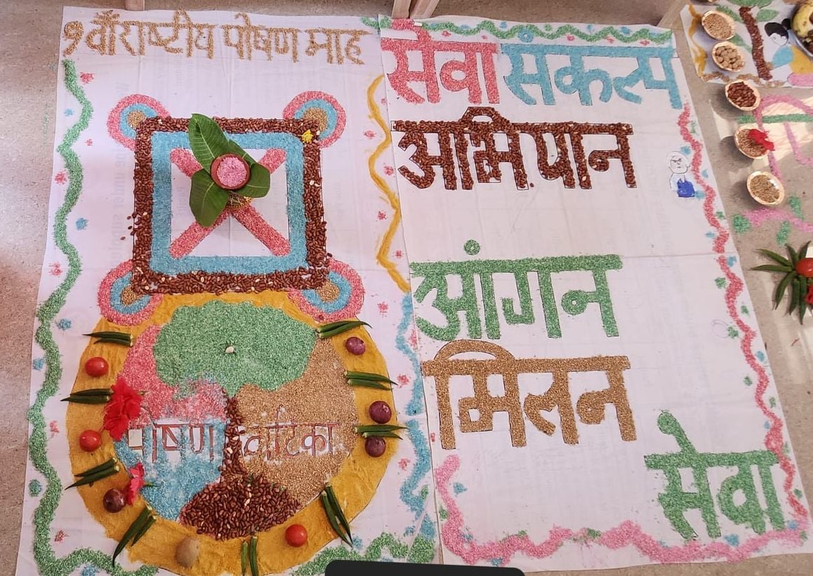 26जेएनडी28: महिलाओं को प्रमाण पत्र देते हुए सीडीपीओ सुलोचना कुंडू। संवाद