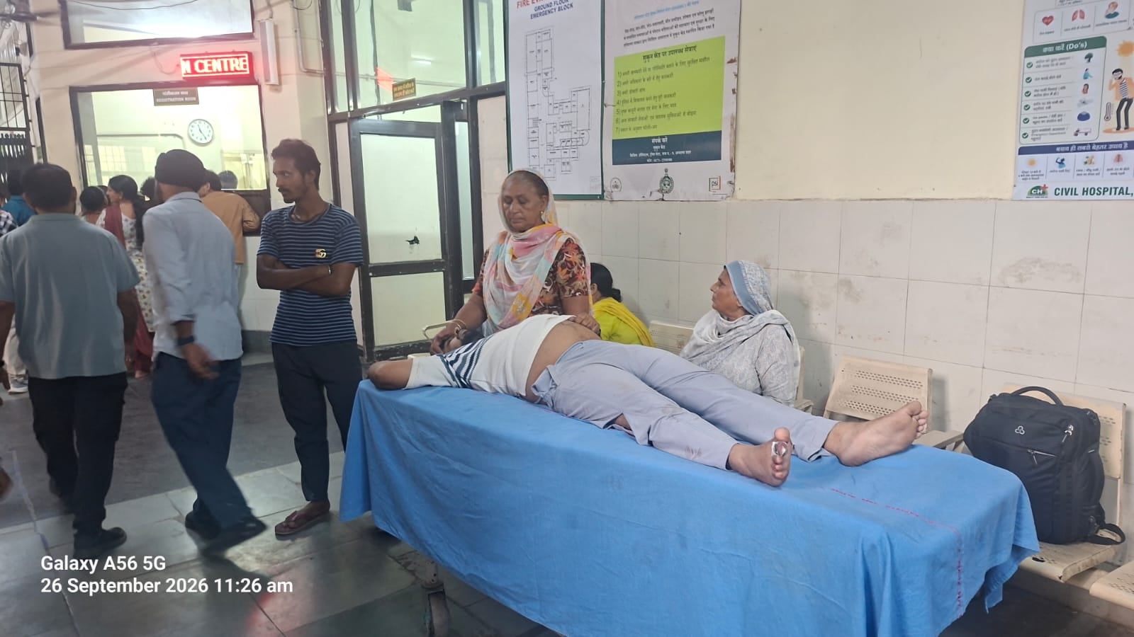 अंबाला शहर स्थित जग्गी सिटी सेंटर के पास हाइवे पर खड़ी क्षतिग्रस्त डबलडेकर बस। संवाद