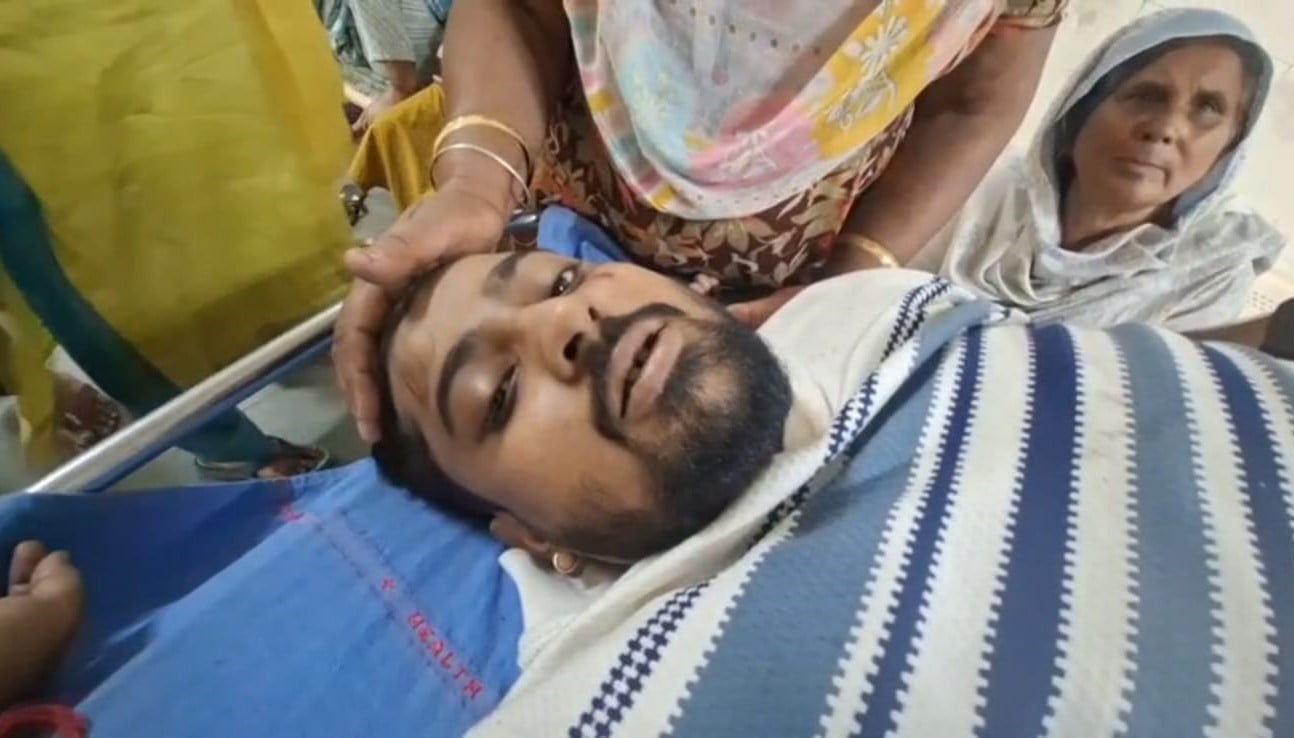 अंबाला शहर स्थित जग्गी सिटी सेंटर के पास हाइवे पर खड़ी क्षतिग्रस्त डबलडेकर बस। संवाद