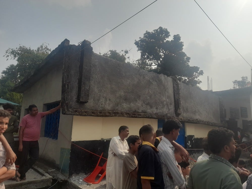 अब्दुलापुर में कबड्डी मैच के दौरान दमखम दिखाते खिलाड़ी और भवन की छत पर बैठे दर्शक को नीचे गिर अब्दुलापुर में कबड्डी मैच के दौरान दमखम दिखाते खिलाड़ी और भवन की छत पर बैठे दर्शक को नीचे गिर