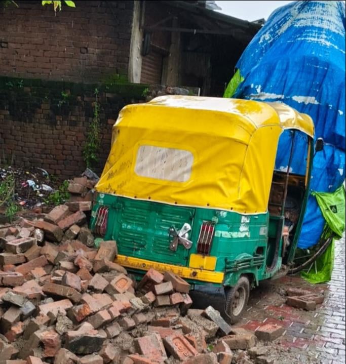 अलीगंज क्षेत्र के सुमौर गांव में गिरा कच्चा मकान। संवाद