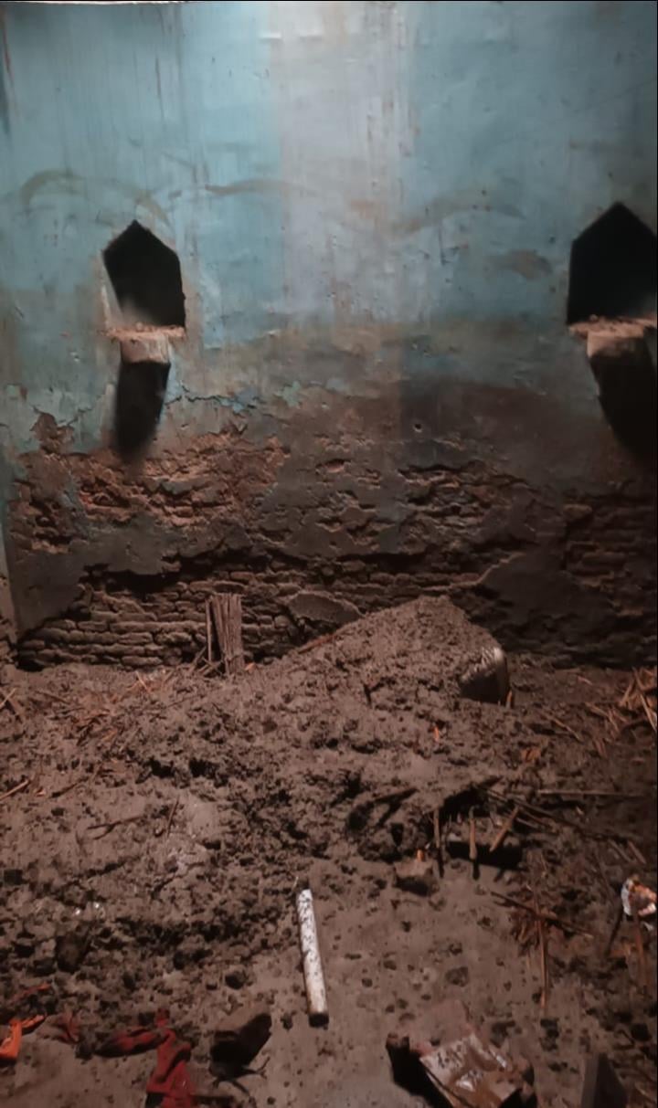 अलीगंज क्षेत्र के सुमौर गांव में गिरा कच्चा मकान। संवाद
