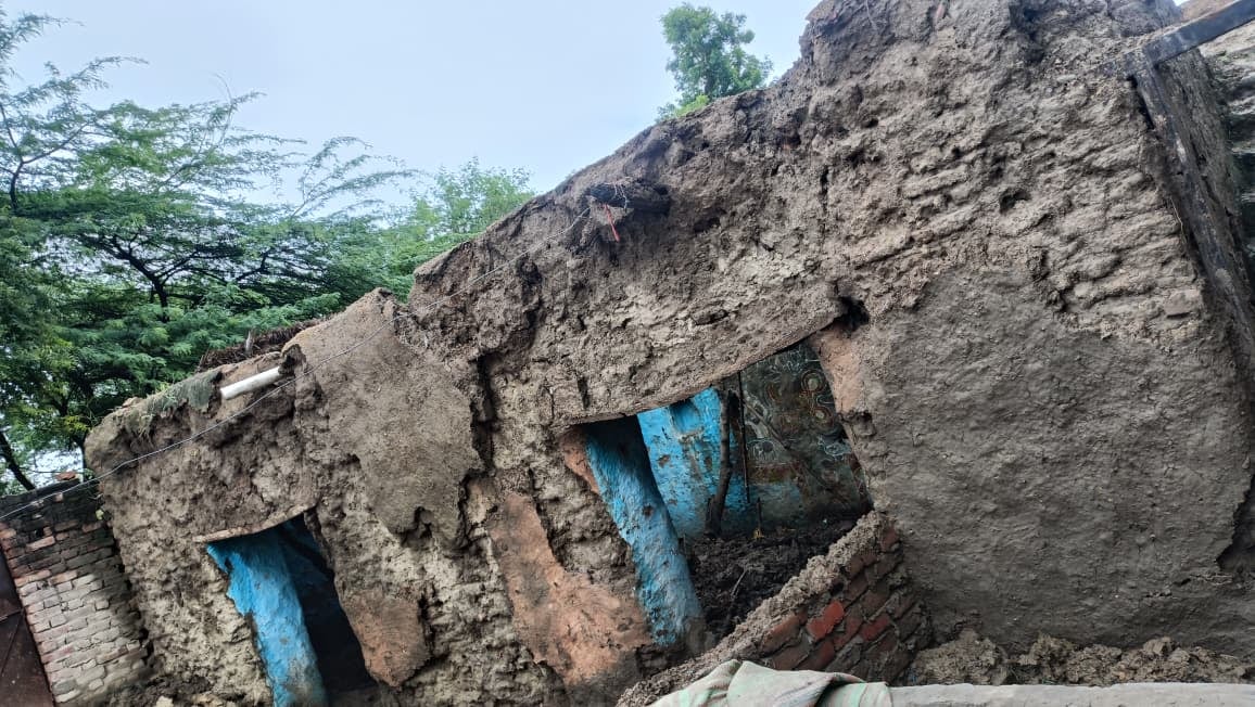 अलीगंज क्षेत्र के सुमौर गांव में गिरा कच्चा मकान। संवाद