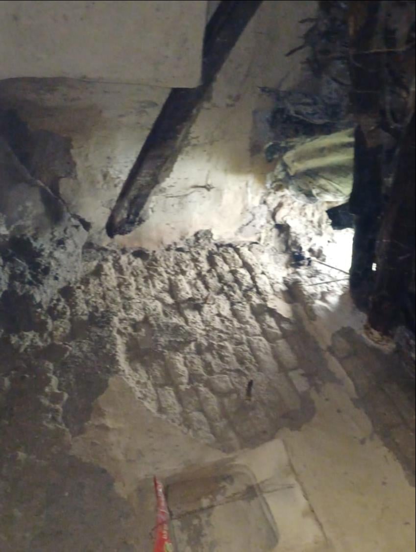 अलीगंज क्षेत्र के सुमौर गांव में गिरा कच्चा मकान। संवाद