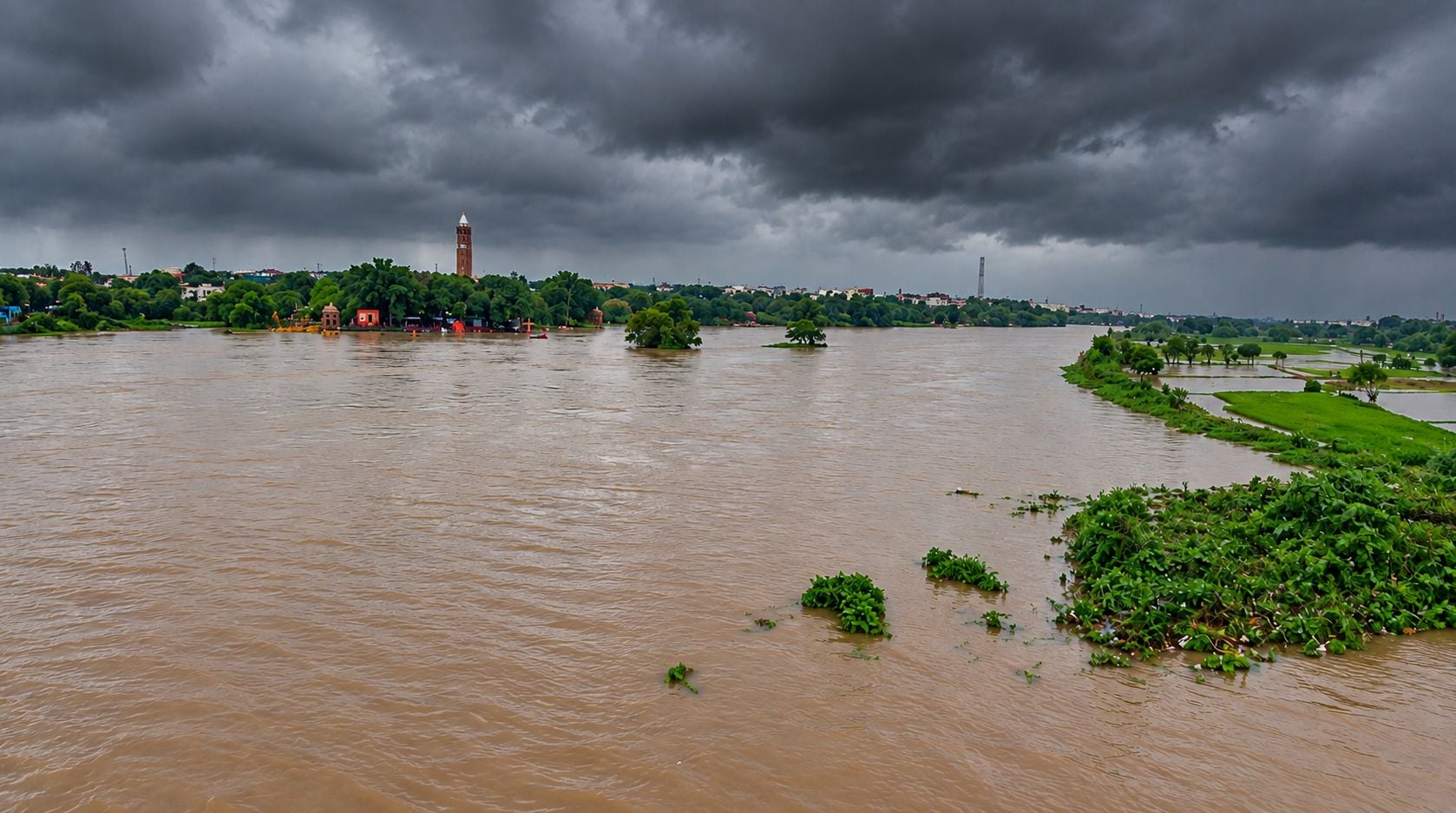 बारिश से कई जगहाें पर जलभराव हो गया।