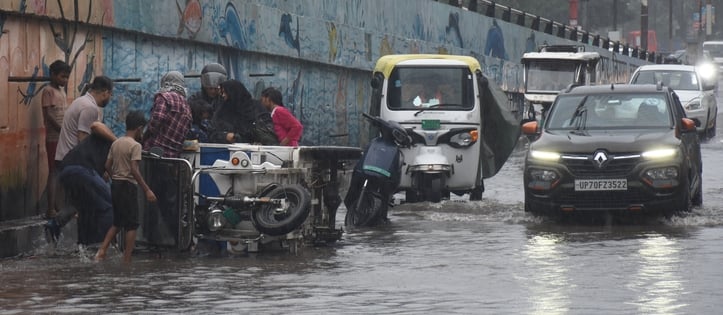 बारिश से कई जगहाें पर जलभराव हो गया।