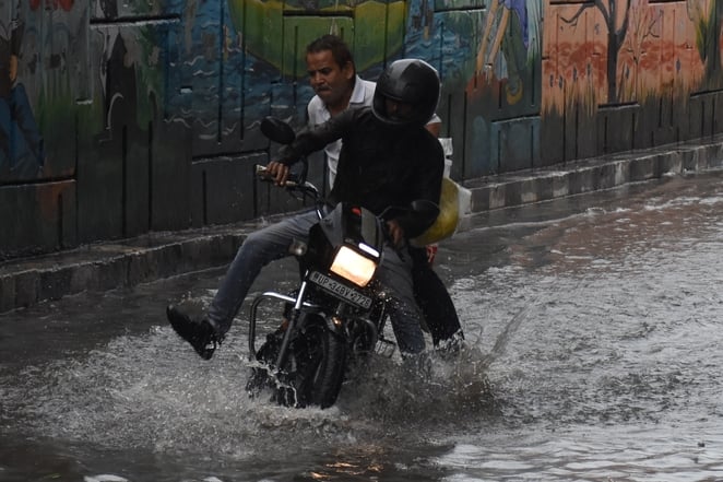 बारिश से कई जगहाें पर जलभराव हो गया।
