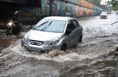 बारिश से कई जगहाें पर जलभराव हो गया।