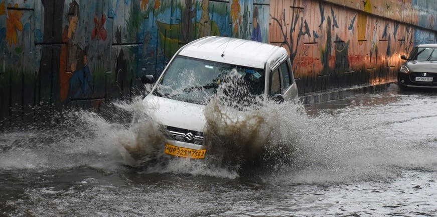 बारिश से कई जगहाें पर जलभराव हो गया।