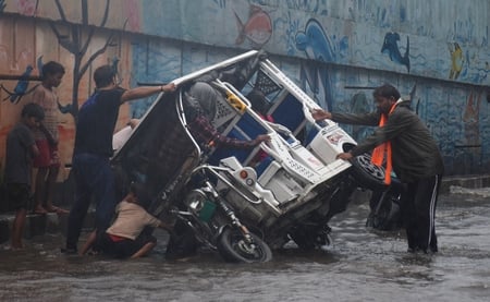 बारिश से कई जगहाें पर जलभराव हो गया।