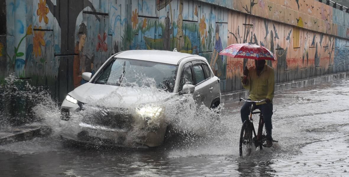 बारिश से कई जगहाें पर जलभराव हो गया।