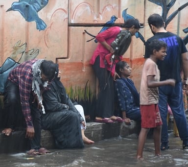 बारिश से कई जगहाें पर जलभराव हो गया।