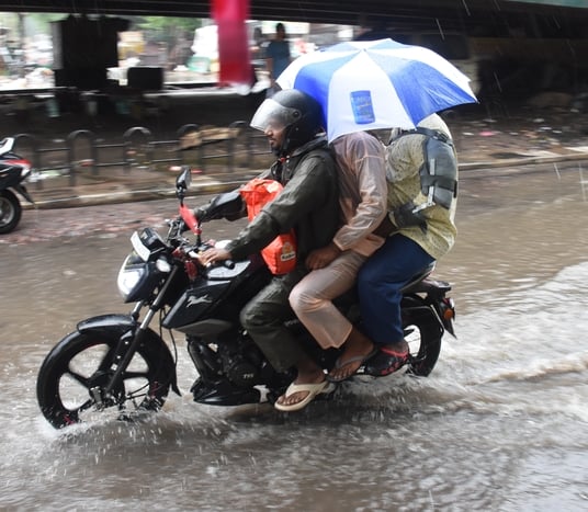 बारिश से कई जगहाें पर जलभराव हो गया।