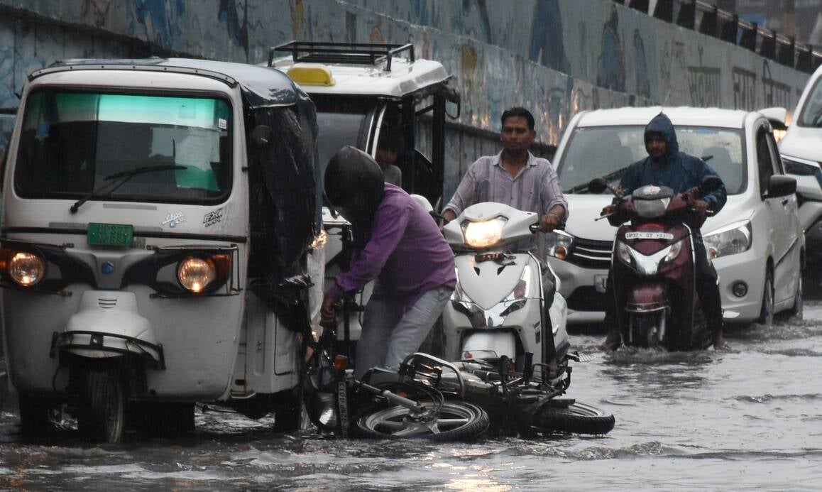 बारिश से कई जगहाें पर जलभराव हो गया।
