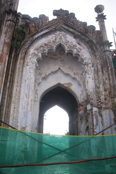 छोटे इमामबाड़े के जर्जर मुख्य गेट के ऊपर बना नक्काशीदार हिस्सा शनिवार को गिर गया। 