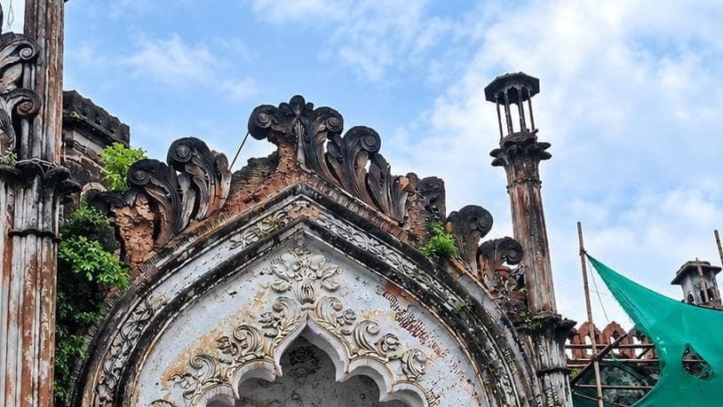 छोटे इमामबाड़े के जर्जर मुख्य गेट के ऊपर बना नक्काशीदार हिस्सा शनिवार को गिर गया। 