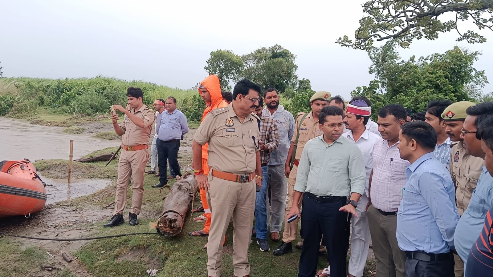 छितौनी तटबंध के बीरभार ठोकर पर नदी का रौद्र रूप --