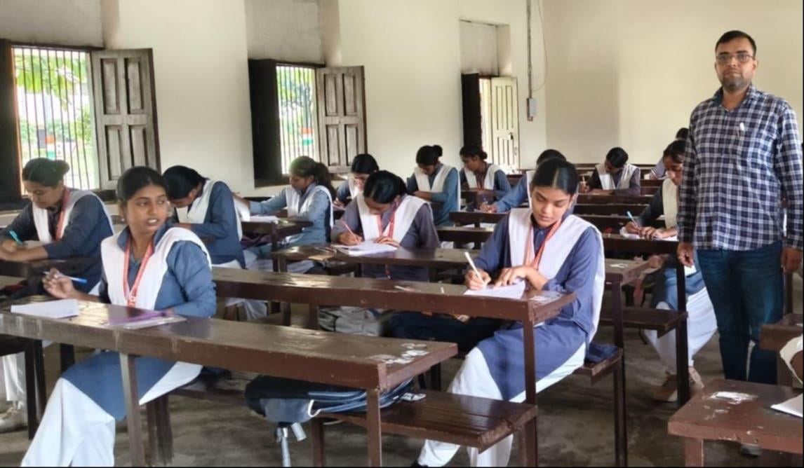 एलबीएस पीजी कॉलेज में आयोजित निबंध प्रतियोगिता में शामिल विद्यार्थी। स्रोत: सोशल मीडिया एलबीएस पीजी कॉलेज में आयोजित निबंध प्रतियोगिता में शामिल विद्यार्थी। स्रोत: सोशल मीडिया