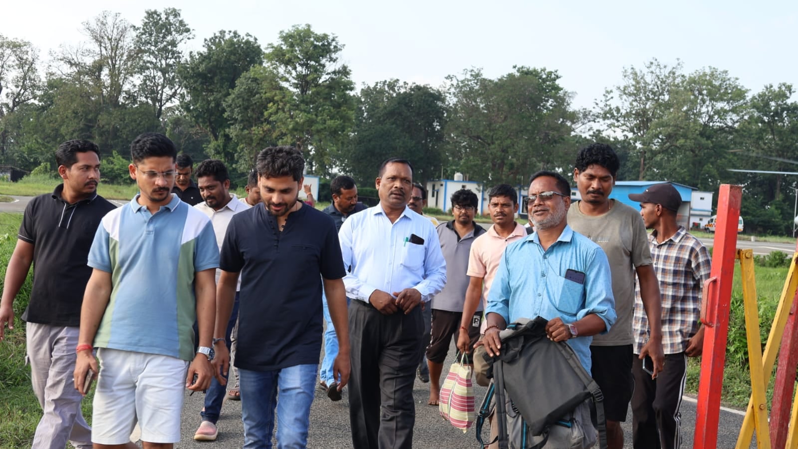 एयरलिफ्ट कर लाये गए कर्मचारी एयरलिफ्ट कर लाये गए कर्मचारी