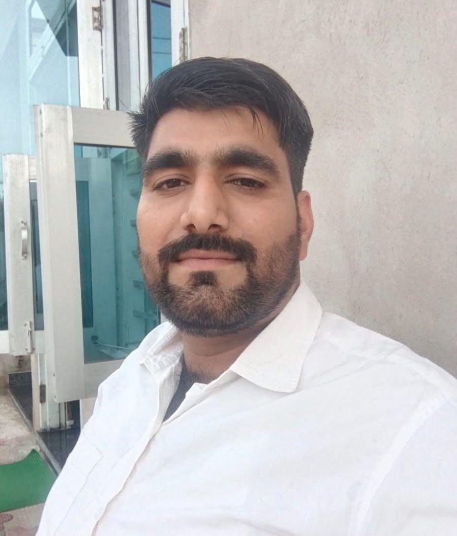 फोटो 06 युवाओं के साथ आग पर काबू पाने की कोशिश करती पुलिस। संवाद फोटो 06 युवाओं के साथ आग पर काबू पाने की कोशिश करती पुलिस। संवाद
