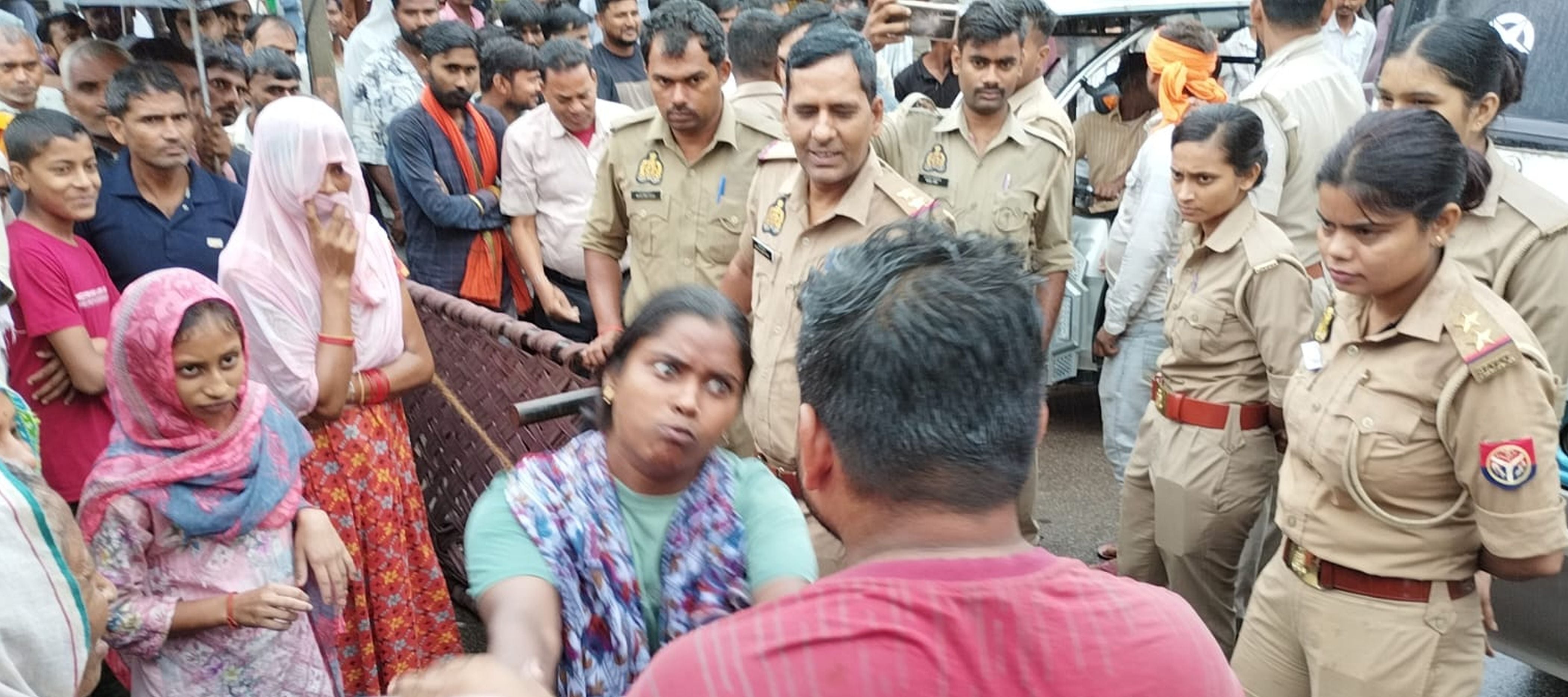 फोटो-07-अमौली कस्बे में परिवार को समझाती पुलिस। संवाद फोटो-07-अमौली कस्बे में परिवार को समझाती पुलिस। संवाद