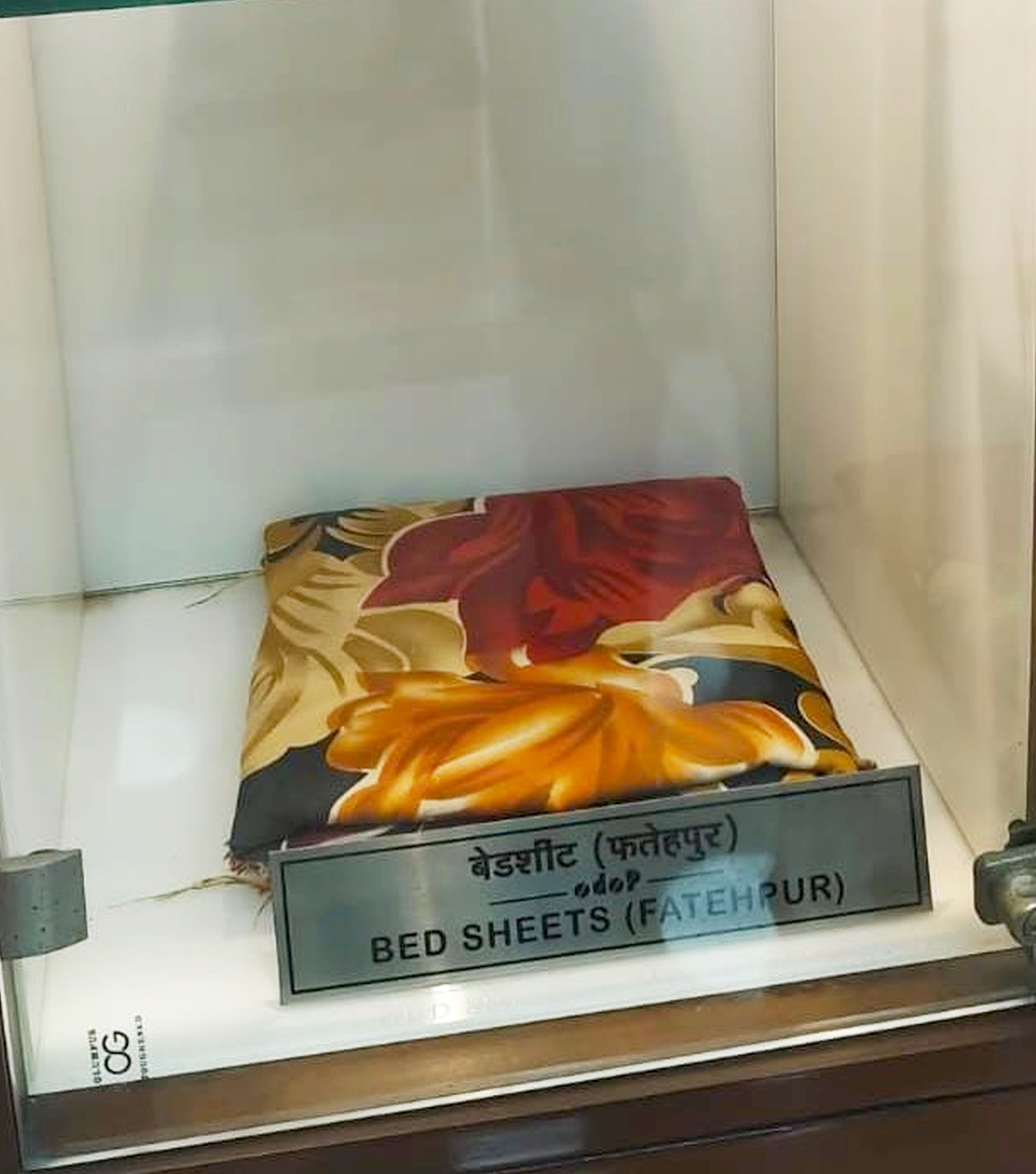 फोटो-08-राजभवन की ओडीओपी गैलरी में रखी जिले में निर्मित बेडसीट बनी आकर्षण का केंद्र। स्रोत: स्व फोटो-08-राजभवन की ओडीओपी गैलरी में रखी जिले में निर्मित बेडसीट बनी आकर्षण का केंद्र। स्रोत: स्व