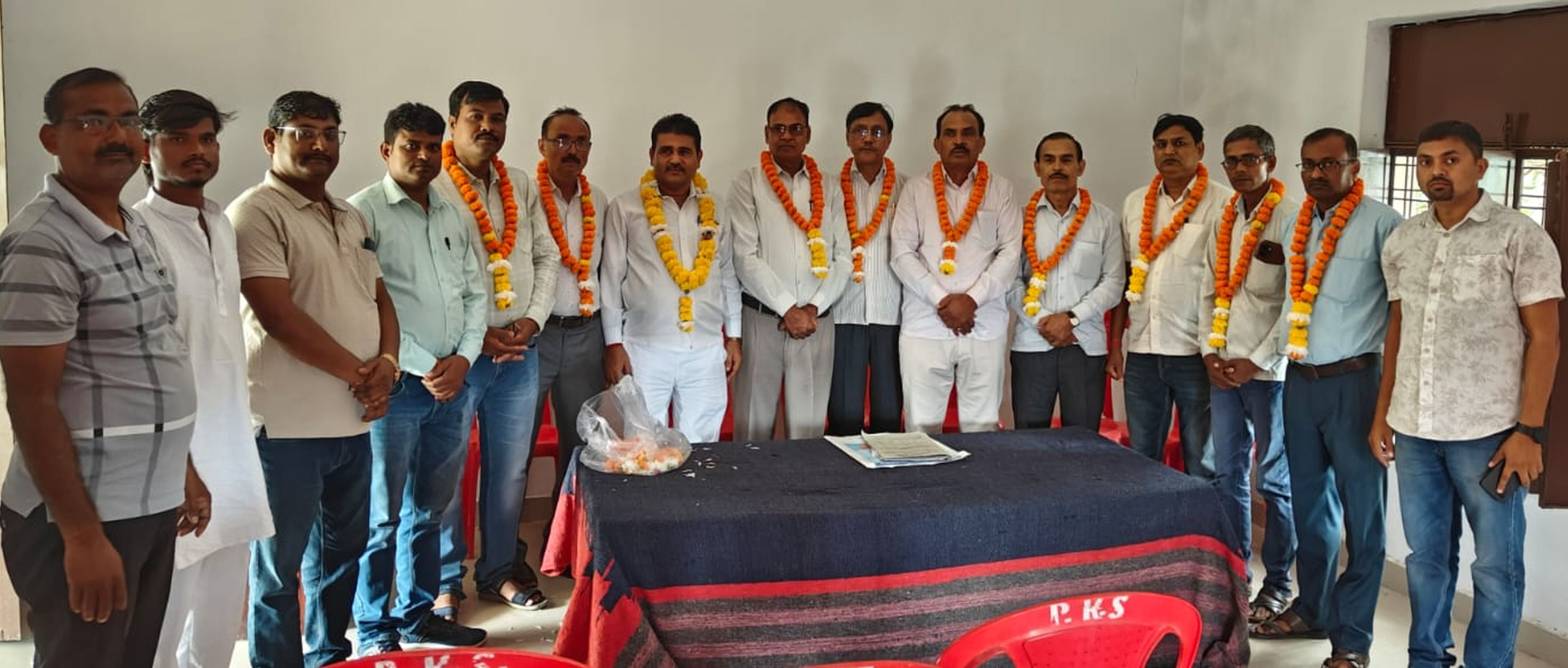फोटो-09-सथरियांव पार्टी कार्यायल में चुनाव के बाद कमेटी के सदस्य। संवाद फोटो-09-सथरियांव पार्टी कार्यायल में चुनाव के बाद कमेटी के सदस्य। संवाद