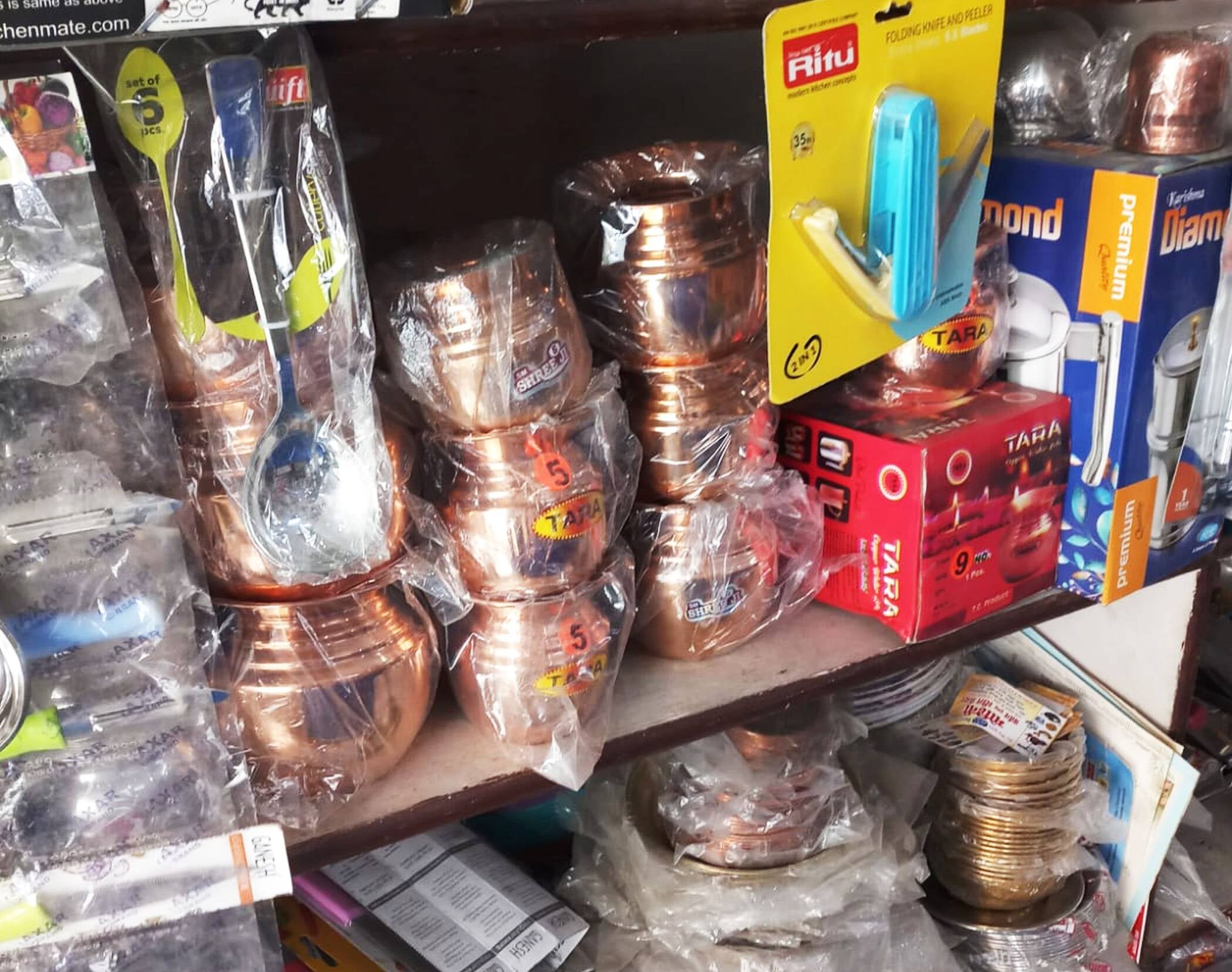 फोटो-10-शहर के चौक बाजार स्थित दुकान में रखे लोटा। संवाद फोटो-10-शहर के चौक बाजार स्थित दुकान में रखे लोटा। संवाद