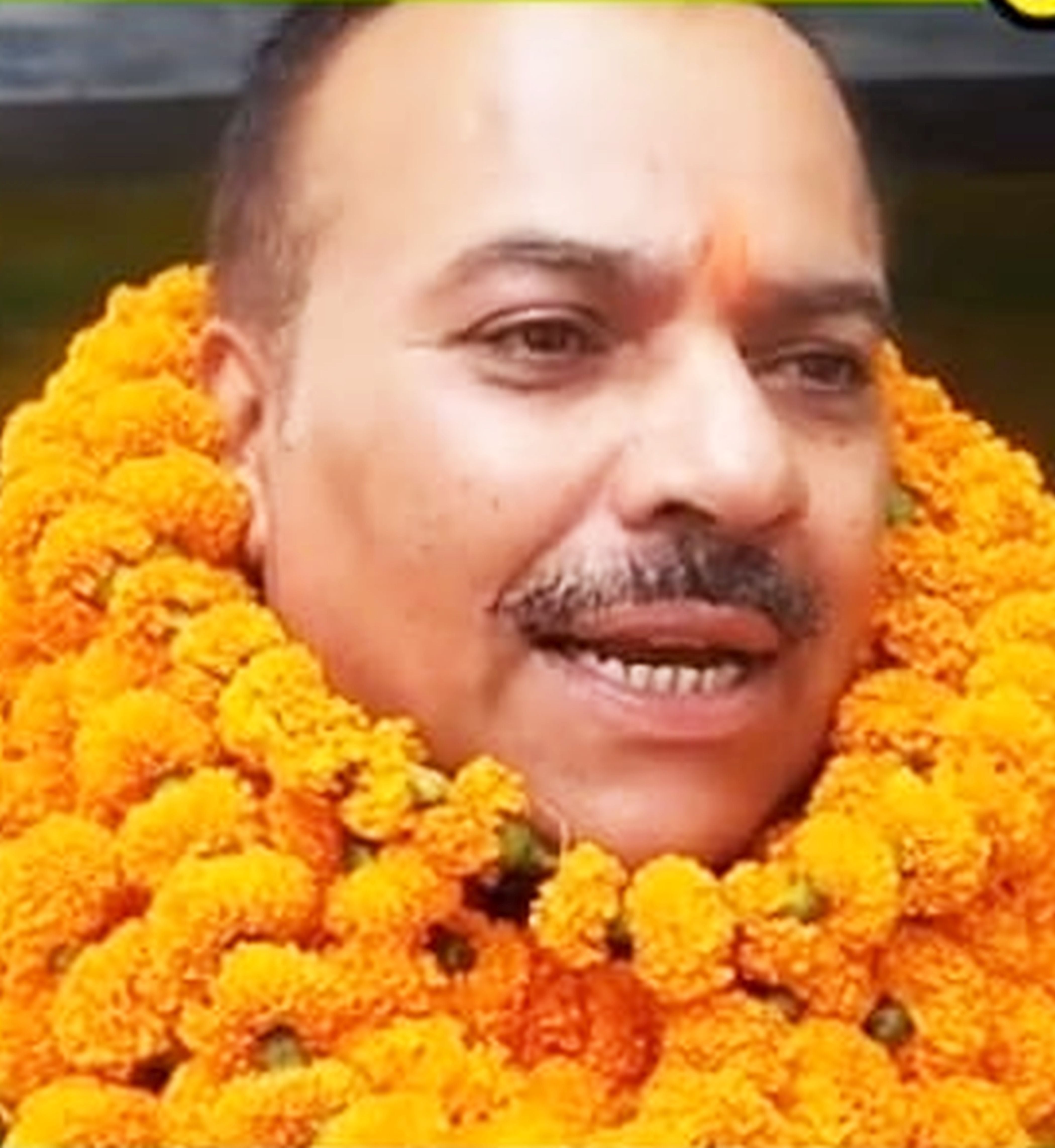 फोटो-17-फूल-माला पहने खड़े अध्यक्ष प्रणवीर सिंह। संवाद फोटो-17-फूल-माला पहने खड़े अध्यक्ष प्रणवीर सिंह। संवाद