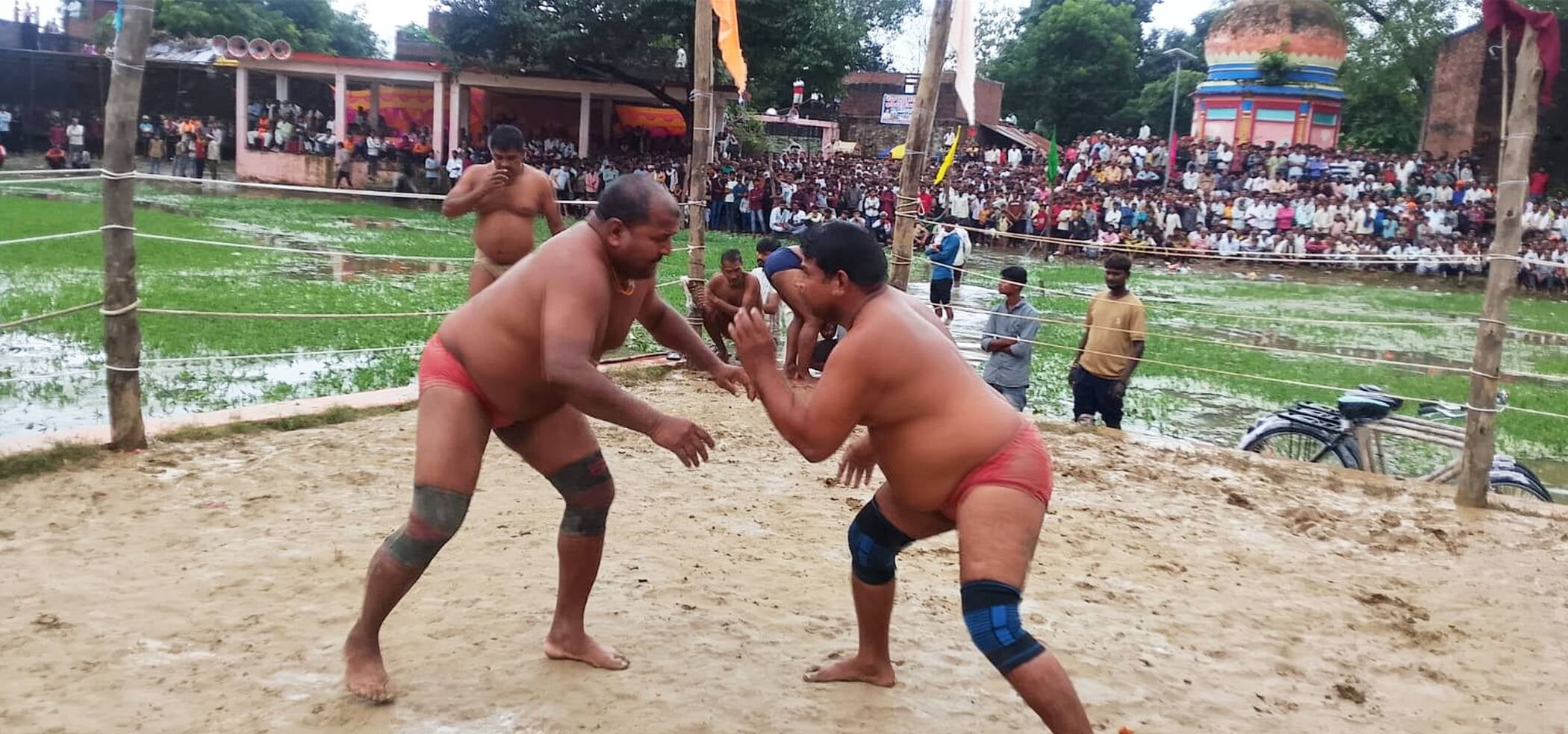 फोटो-19-गाजीपुर कस्बा में अखाड़े कुश्ती लड़ते पहलवान। संवाद