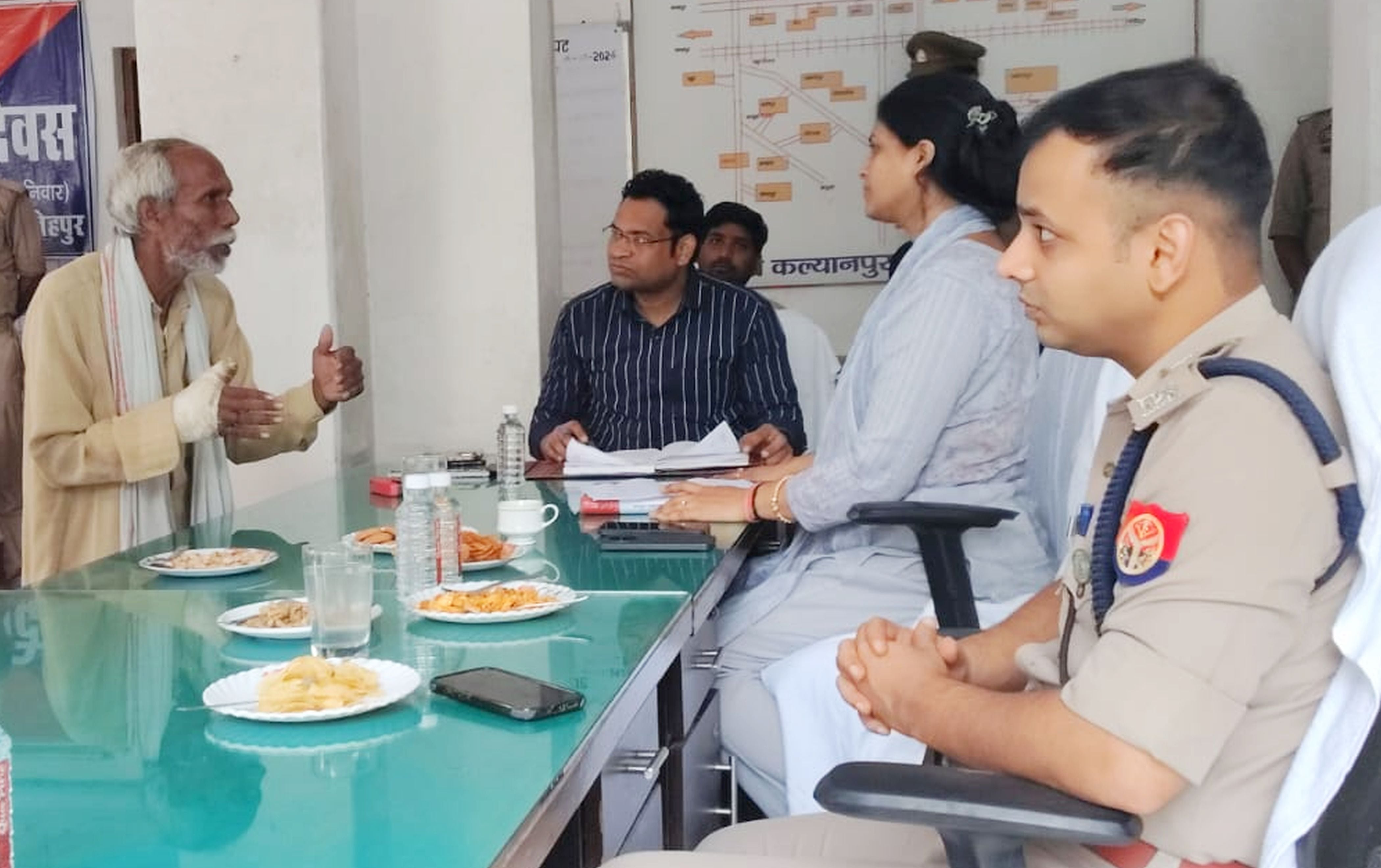 फोटो-21-कल्यानपुर थाने में फरियादियों की समस्या सुनतीं डीएम व एसपी। संवाद