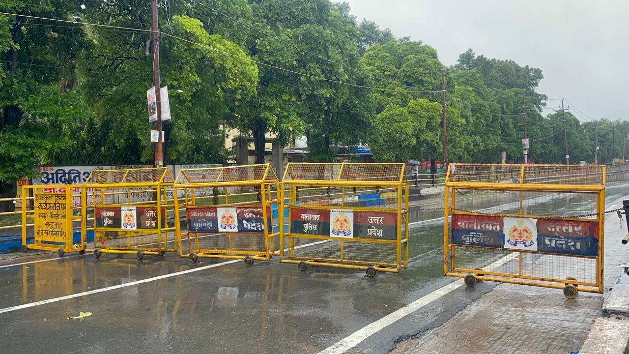 फोटो 26::::अंडरपास में फंसी बस को निकालती जेसीबी। स्रोत नपा कर्मचारी फोटो 26::::अंडरपास में फंसी बस को निकालती जेसीबी। स्रोत नपा कर्मचारी