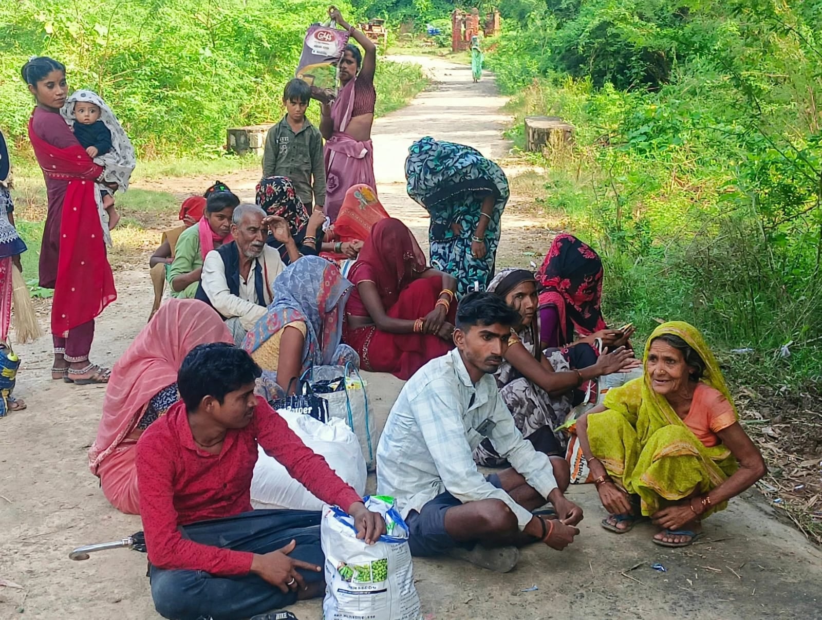 फोटो 3- नांदादेव-पड़ोरा रपटा बाढ़ के पानी में पूरी तरह से डूब गया। संवाद फोटो 3- नांदादेव-पड़ोरा रपटा बाढ़ के पानी में पूरी तरह से डूब गया। संवाद