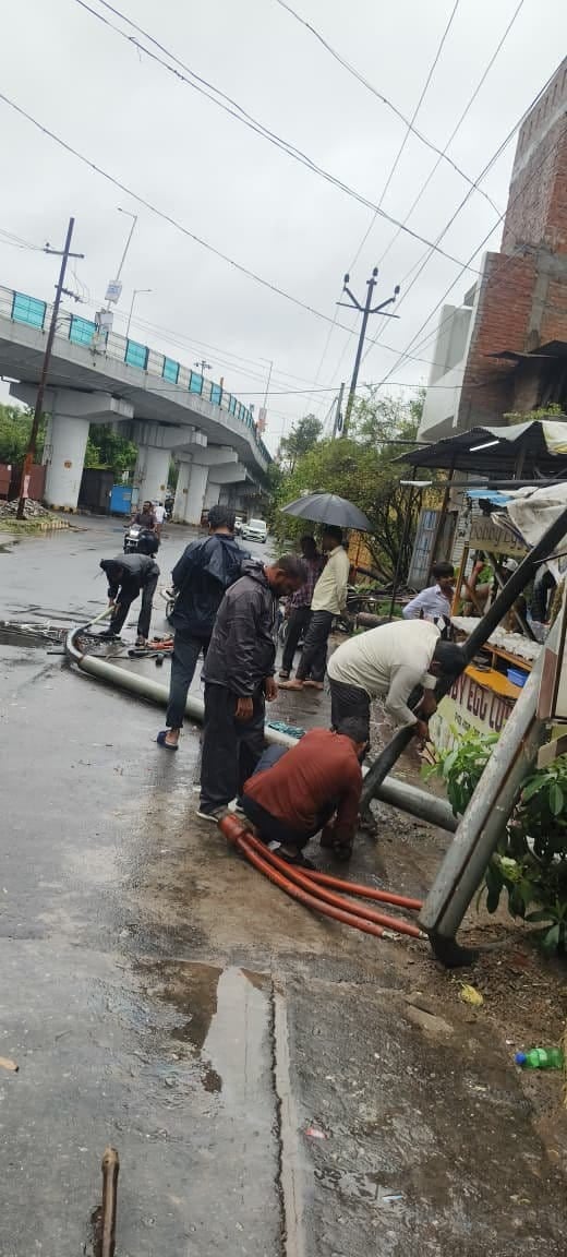 फोटो: 31 बकेवर में बीच सड़क पर गिरे बिजली के तार हटाते बिजली कर्मी। संवाद फोटो: 31 बकेवर में बीच सड़क पर गिरे बिजली के तार हटाते बिजली कर्मी। संवाद
