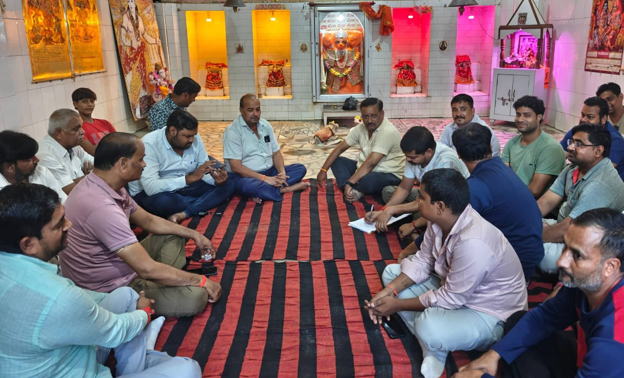 फोटो-36-बिंदकी स्थित हनुमान मंदिर में बैठक करते रामलीला कमेटी के लोग। संवाद फोटो-36-बिंदकी स्थित हनुमान मंदिर में बैठक करते रामलीला कमेटी के लोग। संवाद
