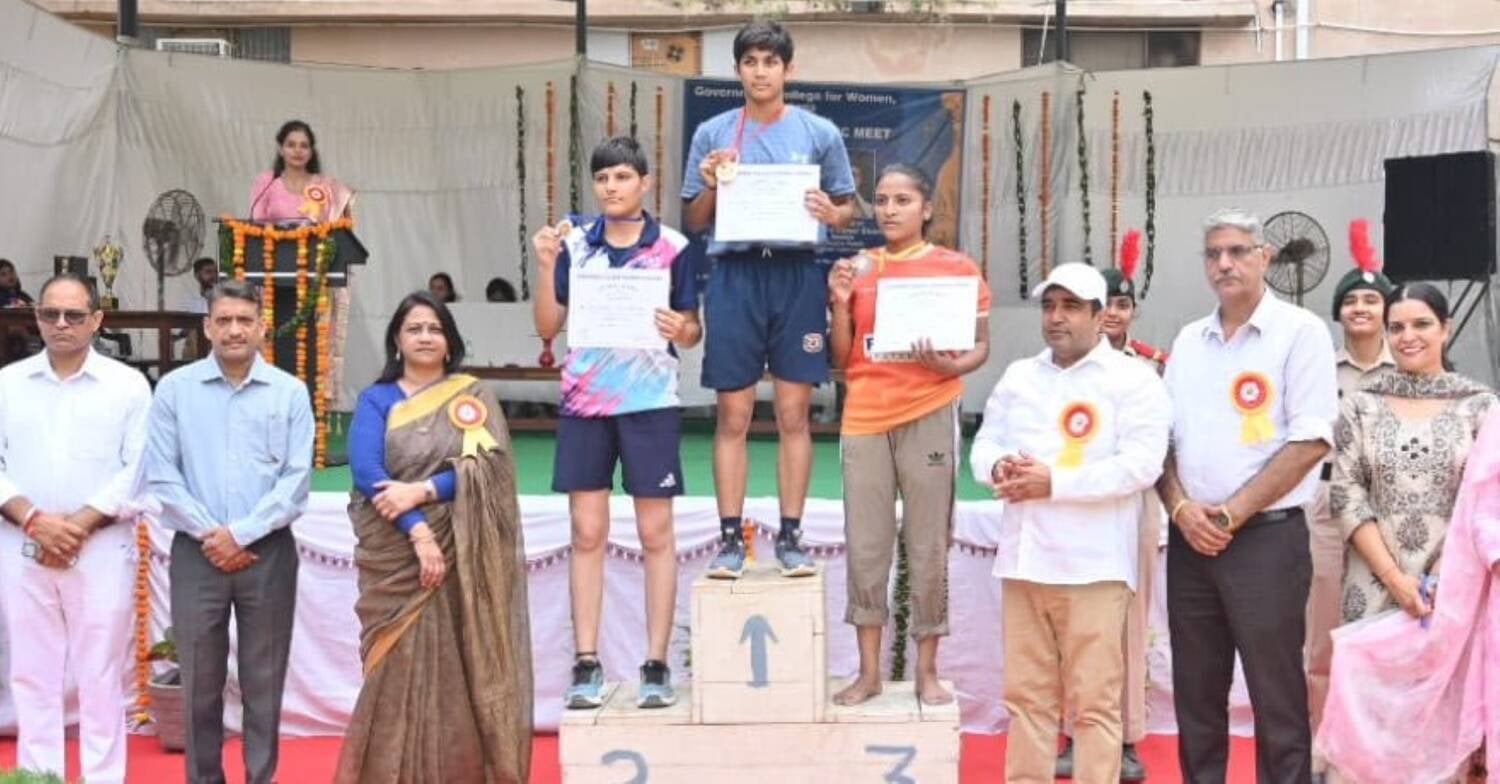 फोटो - राजकीय महिला कॉलेज में गोला फेंकती हुई खिलाड़ी। संवाद फोटो - राजकीय महिला कॉलेज में गोला फेंकती हुई खिलाड़ी। संवाद