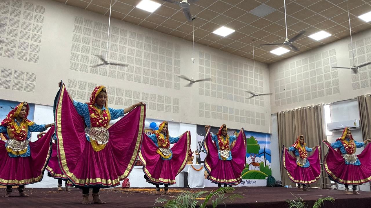 फोटो: सोनीपत के राजकीय महिला महाविद्यालय, सेक्टर-12 में कार्यशाला के समापन अवसर पर लोक गीत गाती