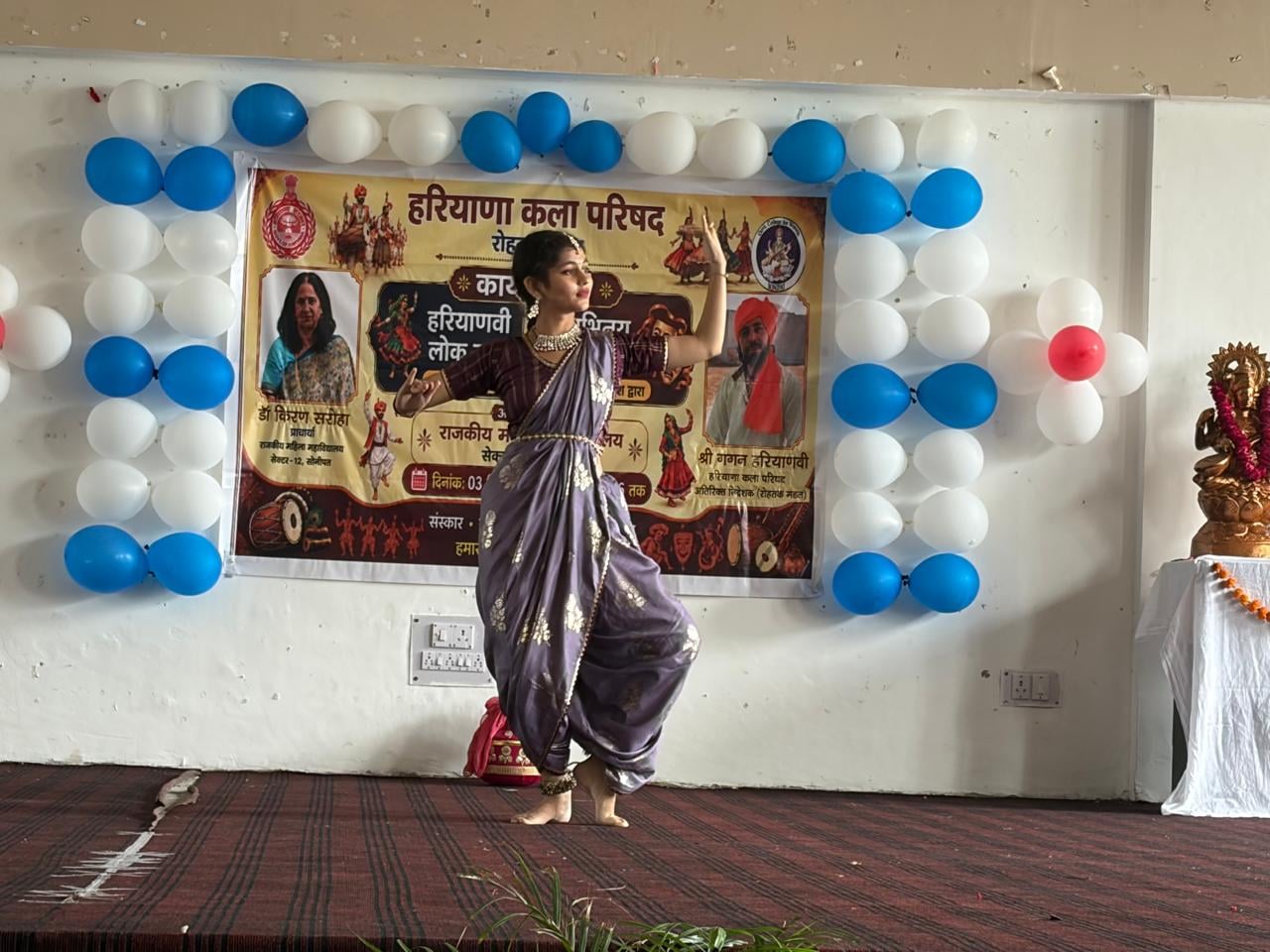 फोटो: सोनीपत के राजकीय महिला महाविद्यालय, सेक्टर-12 में कार्यशाला के समापन अवसर पर लोक गीत गाती