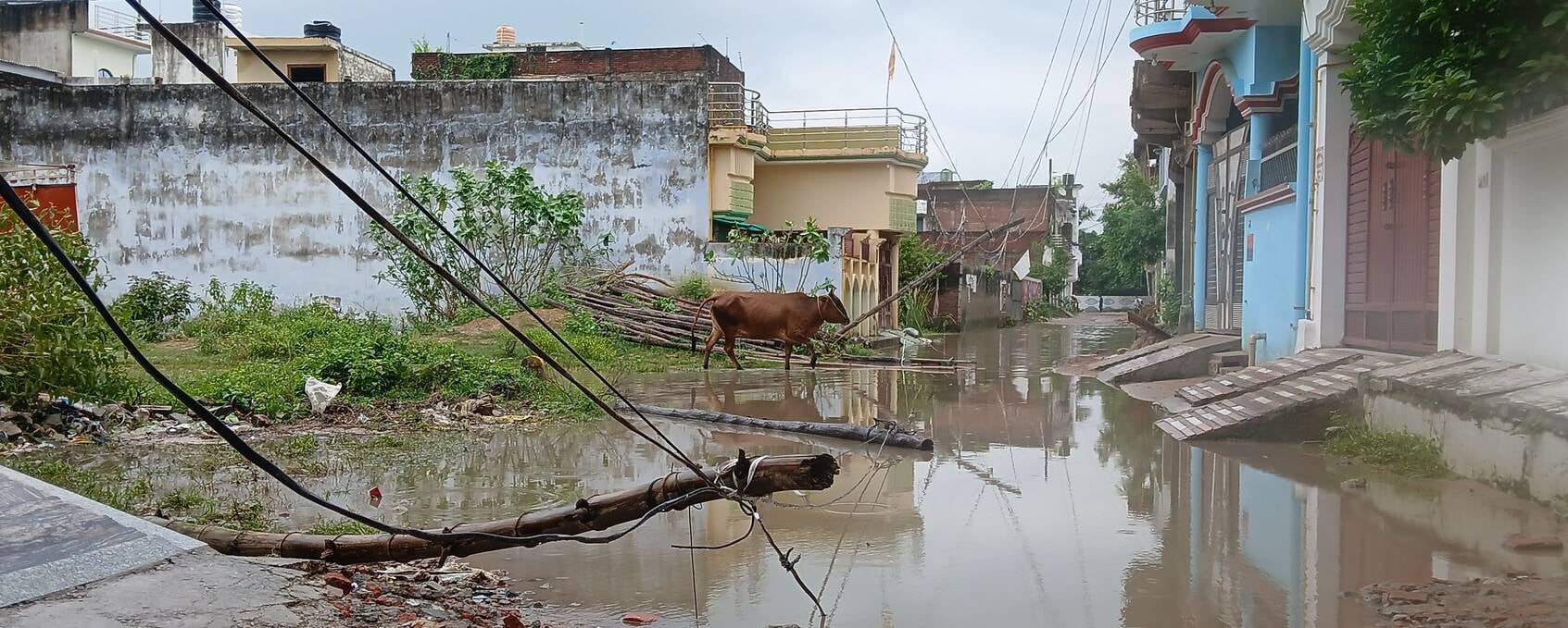 गोंडा में खराब मौसम के दौरान टूटे बिजली के खंभे व तार। संवाद गोंडा में खराब मौसम के दौरान टूटे बिजली के खंभे व तार। संवाद