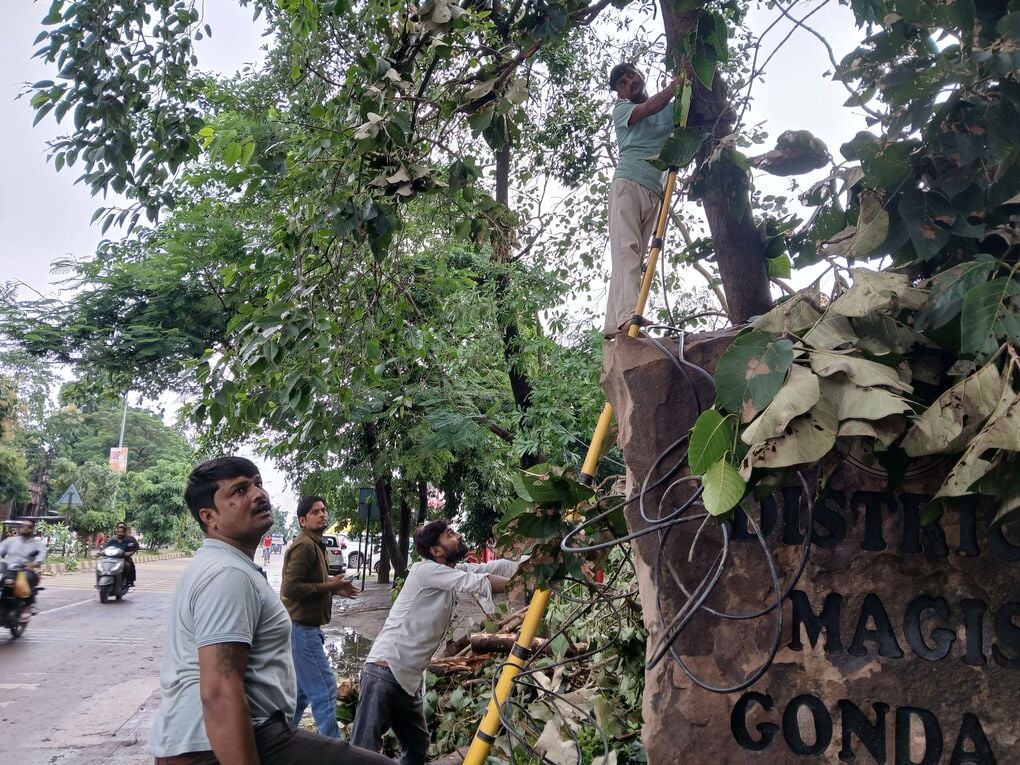 गोंडा में खराब मौसम के दौरान टूटे बिजली के खंभे व तार। संवाद गोंडा में खराब मौसम के दौरान टूटे बिजली के खंभे व तार। संवाद