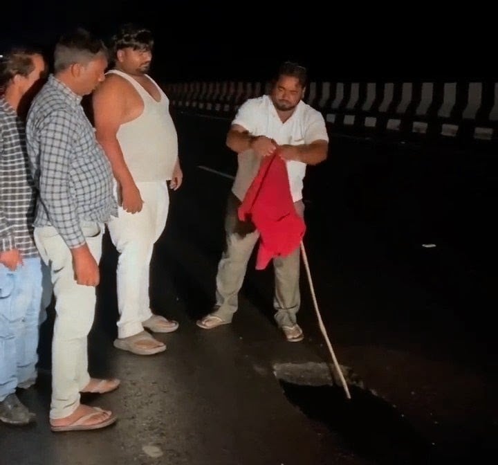 गोला में ओवर ब्रिज पर मार्ग के भरे जा रहे गड्ढे। सोशल मीडिया