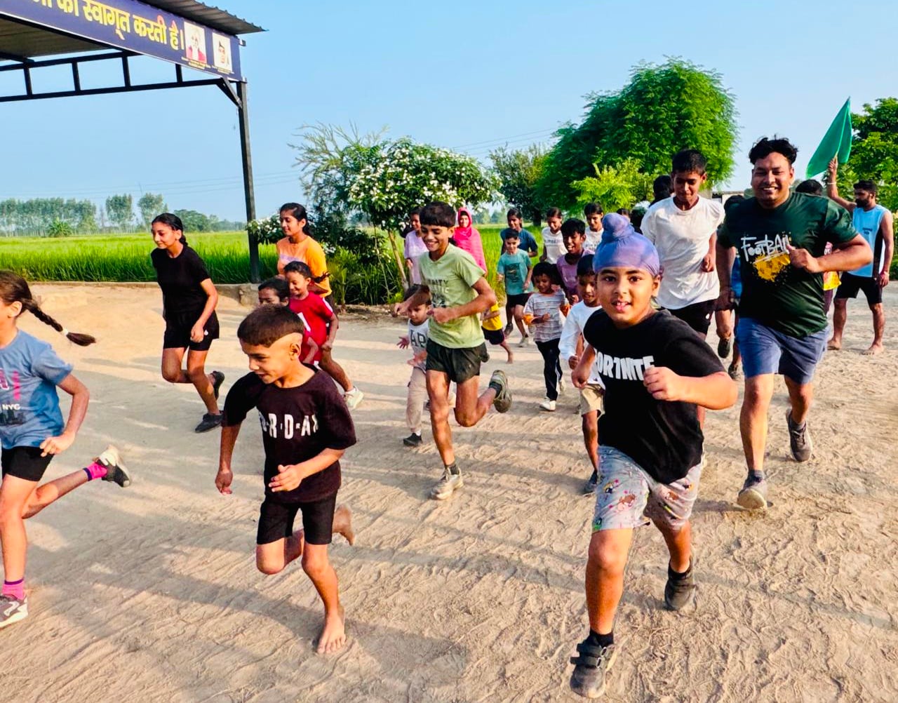 गुमटसर स्पोर्ट्स अकादमी में आयोजित खेल प्रतियोगिता के तहत साइकिल रेस में भाग लेते हुए खिलाड़ी : गुमटसर स्पोर्ट्स अकादमी में आयोजित खेल प्रतियोगिता के तहत साइकिल रेस में भाग लेते हुए खिलाड़ी :