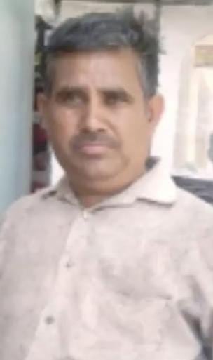 हादसे के बाद घर के बाहर जुटी लोगों की भीड़। संवाद