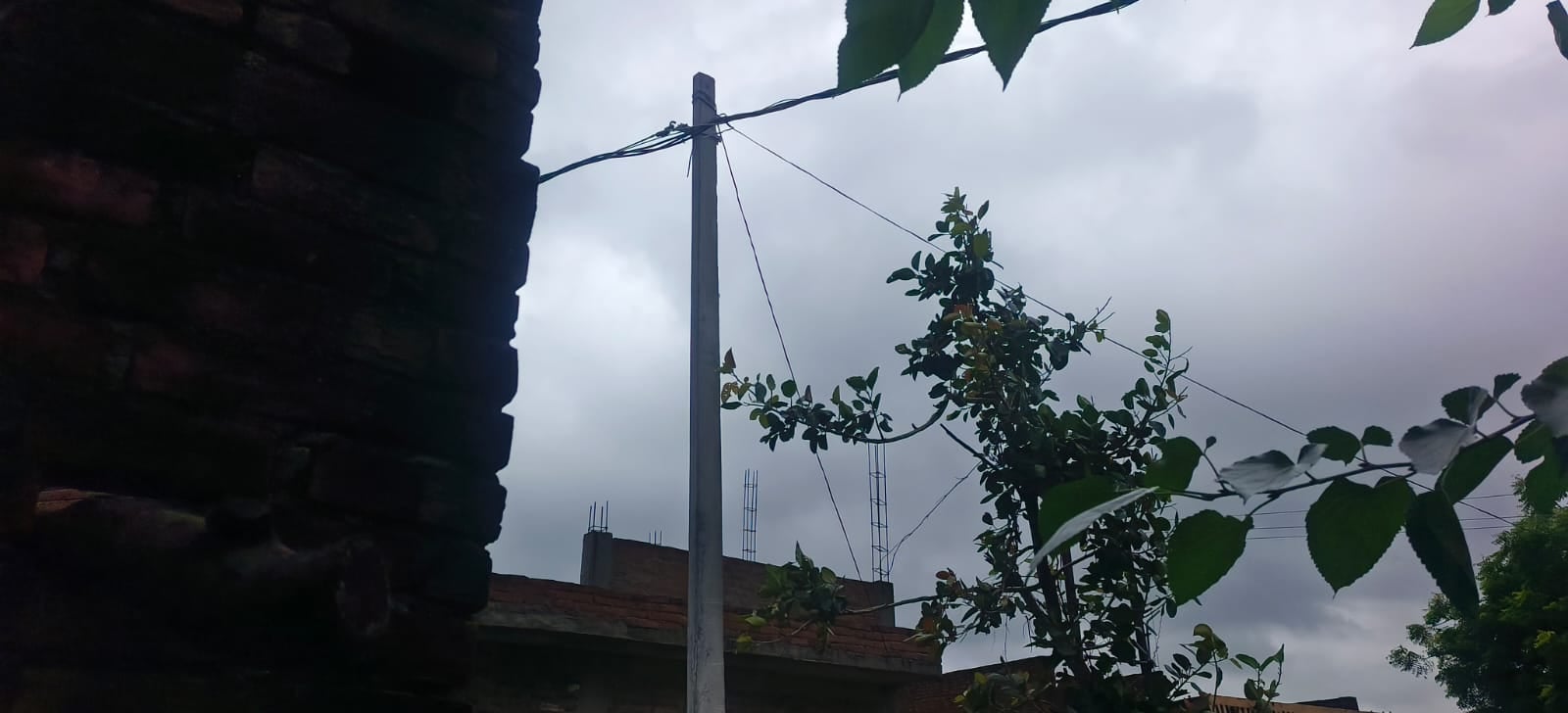 हादसे के बाद घर के बाहर जुटी लोगों की भीड़। संवाद