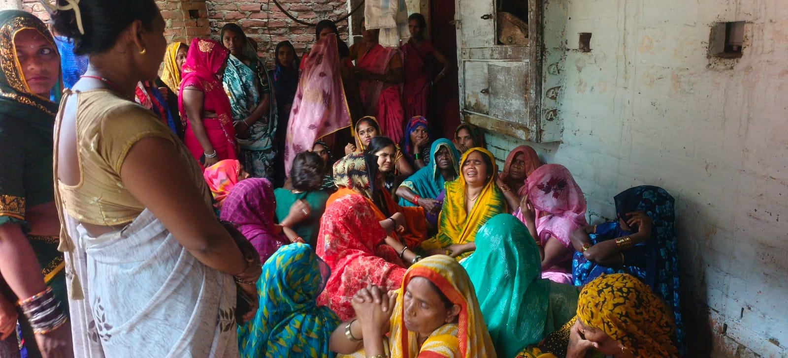 हादसे के बाद घर के बाहर जुटी लोगों की भीड़। संवाद
