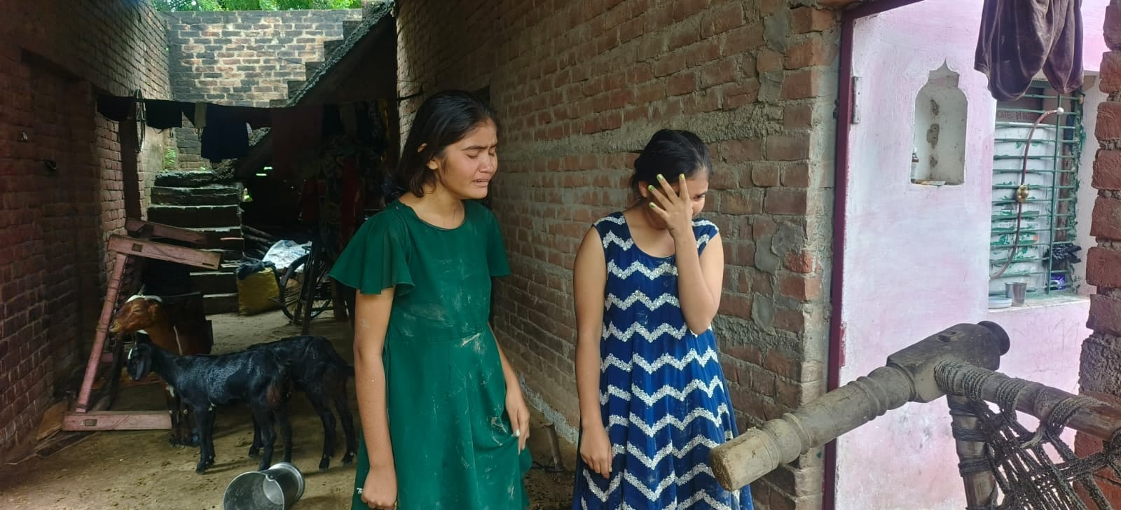 हादसे के बाद घर के बाहर जुटी लोगों की भीड़। संवाद