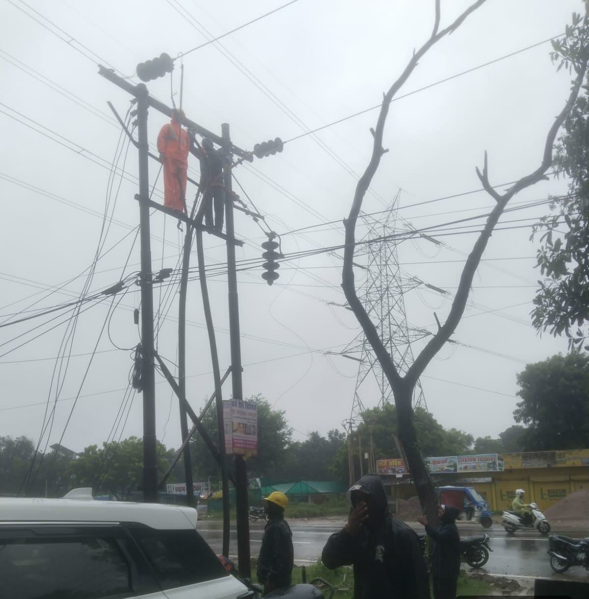 कई जगह बिजली लाइन पर पेड़ गिरने से आपूर्ति प्रभावित हुई। कई जगह बिजली लाइन पर पेड़ गिरने से आपूर्ति प्रभावित हुई।