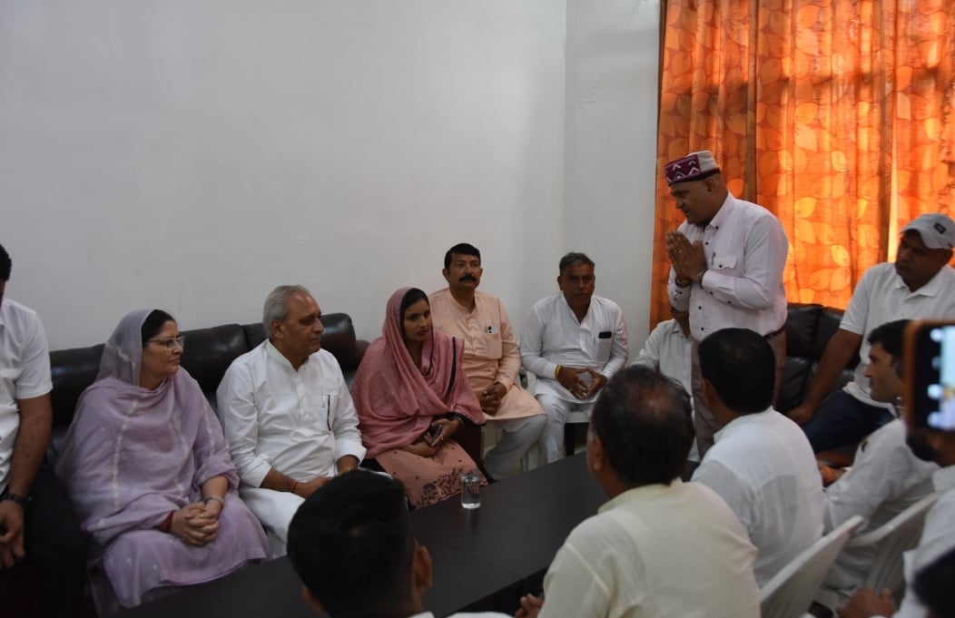 कलायत स्थित लोक निर्माण विभाग के विश्राम गृह में समस्याएं सुनते मंत्री गंगवा। विज्ञप्ति कलायत स्थित लोक निर्माण विभाग के विश्राम गृह में समस्याएं सुनते मंत्री गंगवा। विज्ञप्ति
